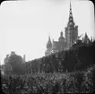 Skioptikonbild med motiv av Cathédrale Notre-Dame d'Évreux.
Bilden har förvarats i kartong märkt: Resan N:2. 1908.Evreux 5. Louviers 5. I.