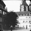 Skioptikonbild med motiv från Prag med Tynkyrkan, Teynkirche i bakgrunden.
Bilden har förvarats i kartong märkt: Höstresan 1909. Prag 7. Text på bild: 