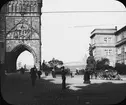 Skioptikonbild med motiv av Altstädter Turm vid Karlsbron, Prag.
Bilden har förvarats i kartong märkt: Höstresan 1909. Prag 7. Text på bild: 