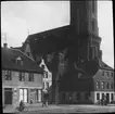 Skioptikonbild med motiv från Lüneburg med Nikolaikirche (St. Nikolaikyrkan).
Bilden har förvarats i kartong märkt: Vårresan 1909. Lübeck 1. Lüneburg 4. Celle 4. I. Text på bild: 