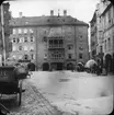 Skioptikonbild med motiv från Innsbruck. Huset med det gyllene taket, Das Goldenes Dachl.

Bilden har förvarats i kartong märkt: Höstresan 1909.Köningssee 3. München 1. Innsbruck 3. No: 13. Text på bild: 