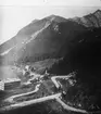 Skioptikonbild med motiv av vy över berget Den Herzogstand vid sjön Walchensee (Walchen) i närheten av Müchen.
Bilden har förvarats i kartong märkt: Höstresan 1909.Köningssee 3. München 1. Innsbruck 3. No: 13. Text på bild: 