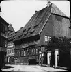 Skioptikonbild med motiv av det Kejserliga huset, Kaiserhaus i Hildesheim.
Bilden har förvarats i kartong märkt: Vårresan 1909. Hildesheim 9. V. Text på bild: 
