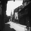 Skioptikonbild med motiv från gatan Burgstrasse mot St Michaelis kloster i Hildesheim.
Bilden har förvarats i kartong märkt: Vårresan 1909. Hildesheim 9. V. Text på bild: 