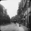 Skioptikonbild med motiv från gatan Guldenstrasse i Braunschweig.
Bilden har förvarats i kartong märkt: Vårresan 1909. Braunschweig. 8. IV. Text på bild: 