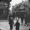 Skioptikonbild med motiv av barn på gata i Braunschweig.
Bilden har förvarats i kartong märkt: Vårresan 1909. Braunschweig. 8. IV.