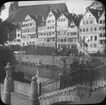 Skioptikonbild med motiv av hus längs kanten av floden Neckar eller Ammer i Tübingen.
Bilden har förvarats i kartong märkt: Resan 1908. Tübingen 7.