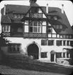 Skioptikonbild med motiv av okänt hus i Tübingen.
Bilden har förvarats i kartong märkt: Resan 1908. Tübingen 7.