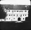 Skioptikonbild med motiv av Schloss Hohen, Tübingen.
Bilden har förvarats i kartong märkt: Resan 1908. Tübingen 7. Text på bild: 