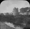 Skioptikonbild med motiv avgamla stadsmuren i Vannes med tornet med tornet Tour de Connétable.
Bilden har förvarats i kartong märkt: Resan 1908. Vannes 7. XX.