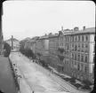 Skioptikonbild med motiv från gatan Max Josephstrasse i München.
Bilden har förvarats i kartong märkt: Höstresan 1909. Landeck. München 8. No:27. Text på bild: 