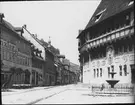 Skioptikonbild med motiv av Rådhuset vid Rådhusplatsen i Stolberg.
Bilden har förvarats i kartong märkt: Vårresan 1909. Stolberg 7. IX. Text på bild: 