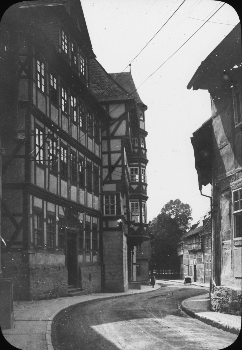 Skioptikonbild med motiv från gata i Stolberg.
Bilden har förvarats i kartong märkt: Vårresan 1909. Stolberg 7. IX. Text på bild: "Stolberg im Harz. Die ehem Kauzlei 1535".