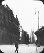 Skioptikonbild med motiv från Wien. Fotografiet taget vid rådhuset Wiener Rathaus men vy över katedralen Votivkirche.
Bilden har förvarats i kartong märkt: Höstresan 1909. Wien 7. No: 7.. Text på bild: 