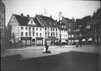 Skioptikonbild med motiv av torget Holzmarkt i Halberstadt.
Bilden har förvarats i kartong märkt: Vårresan 1909. Halberstadt 8. XIII. Text på bild: 