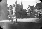 Skioptikonbild med motiv av torget Holzmarkt i Halberstadt.
Bilden har förvarats i kartong märkt: Vårresan 1909. Halberstadt 8. XIII. Text på bild: 