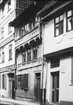 Skioptikonbild med motiv av okända hus på gatan Paulstrasse i Halberstadt.
Bilden har förvarats i kartong märkt: Vårresan 1909. Halberstadt 8. XIII. Text på bild: 