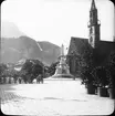 Skioptikonbild med motiv från Walterplatz i Tyska provinsen Bozen i Italien. Monumentet förställer sångaren Walther von der Vogelweide.
Bilden har förvarats i kartong märkt: Höstresan 1909. Köningssee. Text på bild: 