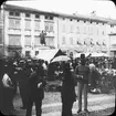 Skioptikonbild med motiv från marknad på torget Piazza della Posta i Trient.
Bilden har förvarats i kartong märkt: Höstresan 1909. Trient 8. No: 22. Text på bild: 