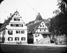 Skioptikonbild med motiv från gården till det cistercianskta munkklostret i Maulbronn.
Bilden har förvarats i kartong märkt: Resan 1908. Maulbronn 8. Text på bild: 