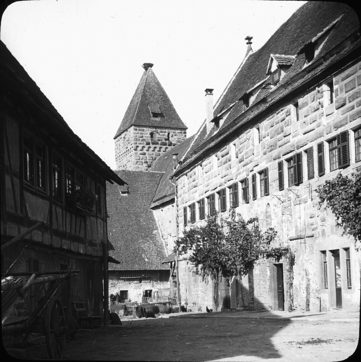 Skioptikonbild med motiv från gamla bryggeriet i det cistercianskta munkklostret i Maulbronn.
Bilden har förvarats i kartong märkt: Resan 1908. Maulbronn 8..Text på bild: "Gamla bryggeriet".