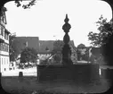 Skioptikonbild med motiv av fontän på gården till det cistercianskta munkklostret i Maulbronn.
Bilden har förvarats i kartong märkt: Resan 1908. Maulbronn 8.
