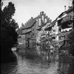 Skioptikonbild med motiv av Reutlingen sett från floden Neckar.
Bilden har förvarats i kartong märkt: Resan 1906. Reutlingen 2. Vägen till Tübingen 4.