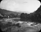 Skioptikonbild med motiv av vattenfall i floden Murg i Gernsbach.
Bilden har förvarats i kartong märkt: Resan 1908. Schwartzwald. Gersbach. Herrenalb 8.