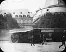 Skioptikonbild med motiv av handelsbod vid slottet Le Château des Ducs de Bretagne i Nantes.
Bilden har förvarats i kartong märkt: Resan 1908. Vannes. XXI. Text på bild: 