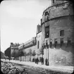 Skioptikonbild med motiv av slottet Le Château des Ducs de Bretagne i Nantes.
Bilden har förvarats i kartong märkt: Resan 1908. Vannes. XXI. Text på bild: 