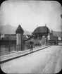 Skioptikonbild med motiv av man vid den övertäckta gångbron Kapellbrücke över floden Reuss i Luzern.
Bilden har förvarats i kartong märkt: Höstresan 1907. Luzern 6. Geneve 1. No:6.