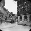 Skioptikonbild med motiv av automobil på Rathausplatz i Stein am Rhen.

Bilden har förvarats i kartong märkt: Resan 1908. Stein am Rhen 8. XIII