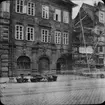 Skioptikonbild med motiv från Bamberg. Fasadrenovering.
Bilden har förvarats i kartong märkt: Resan 1907. Bamberg . 9. 23.