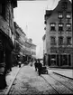 Skioptikonbild med motiv av spårbelagd gata i Bamberg.
Bilden har förvarats i kartong märkt: Resan 1907. Bamberg . 9. 23.