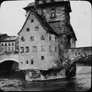 Skioptikonbild med motiv av gamla rådhuset i Bamberg.
Bilden har förvarats i kartong märkt: Resan 1907. Bamberg . 9. 23. Text på bild: 