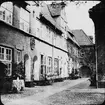 Skioptikonbild med motiv från gård vid huset Füchtingshof i Lübeck, årtalet 1639 på väggen.
Bilden har förvarats i kartong märkt: Resan 1907. Lübeck 8. 1.