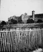 Skioptikonbild med motiv av medeltida borgen, Cité de Carcassonne.
Bilden har förvarats i kartong märkt: Höstresan 1907. Carcassonne 7. No:14.