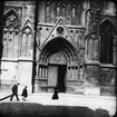 Skioptikonbild med motiv av Cathédrale Saint-André de Bordeaux.
Bilden har förvarats i kartong märkt: Höstresan 1907. Bordeaux 2. Paris 5. No: 21.