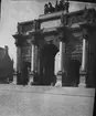 Skioptikonbild med motiv av triumfbåge vid Louvren, Arc de triomphe du Carrousel, Paris.
Bilden har förvarats i kartong märkt: Höstresan 1907. Bordeaux 2. Paris 5. No: 21. Text på bild: 