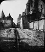 Skioptikonbild med motiv av väg vid medeltida borgen Cité de Carcassonne.
Bilden har förvarats i kartong märkt: Höstresan 1907. Carcassonne.8. No:13.