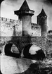 Skioptikonbild med motiv av medeltida försvarstorn Cité de Carcassonne.
Bilden har förvarats i kartong märkt: Höstresan 1907. Carcassonne.8. No:13.