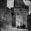 Skioptikonbild med motiv från medeltida borgen Cité de Carcassonne. Mannen längst till höger är möjligen Paul Clemen.
Bilden har förvarats i kartong märkt: Höstresan 1907. Carcassonne.8. No:13.