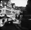 Skioptikonbild med motiv av marknadsstånd längs gata i Tübingen.
Bilden har förvarats i kartong märkt: Resan 1908. Tübingen 7. V.