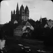 Skioptikonbild med motiv från Limburg an der Lahn med Limburger Dom på höjden.
Bilden har förvarats i kartong märkt: Resan 1908. Amberg. XXX.