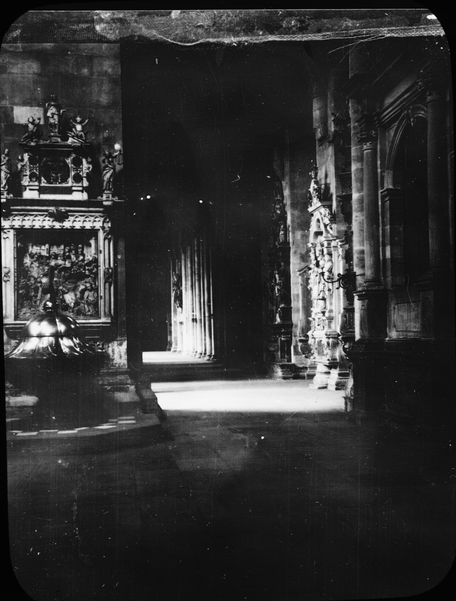 Skioptikonbild med motiv från Kirche St. Peter.
Bilden har förvarats i kartong märkt: Resan 1908. Amberg. XXX. Text på bild: "Katedralen".