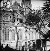Skioptikonbild med motiv av Église Saint-Pierre i Caen.
Bilden har förvarats i kartong märkt: Resan 1908. Caen 8. X. Text på bild: 