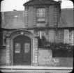 Skioptikonbild med motiv av okänt hus i Bayeux.
Bilden har förvarats i kartong märkt: Resan 1908. Bayeux 8. XI.