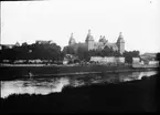 Skioptikonbild med motiv vy från stranden av floden Main över Aschaffenburg med slottet Johannisburg i centrum.
Bilden har förvarats i kartong märkt: Resan 1908. Aschaffenburg 7. XXVIII.