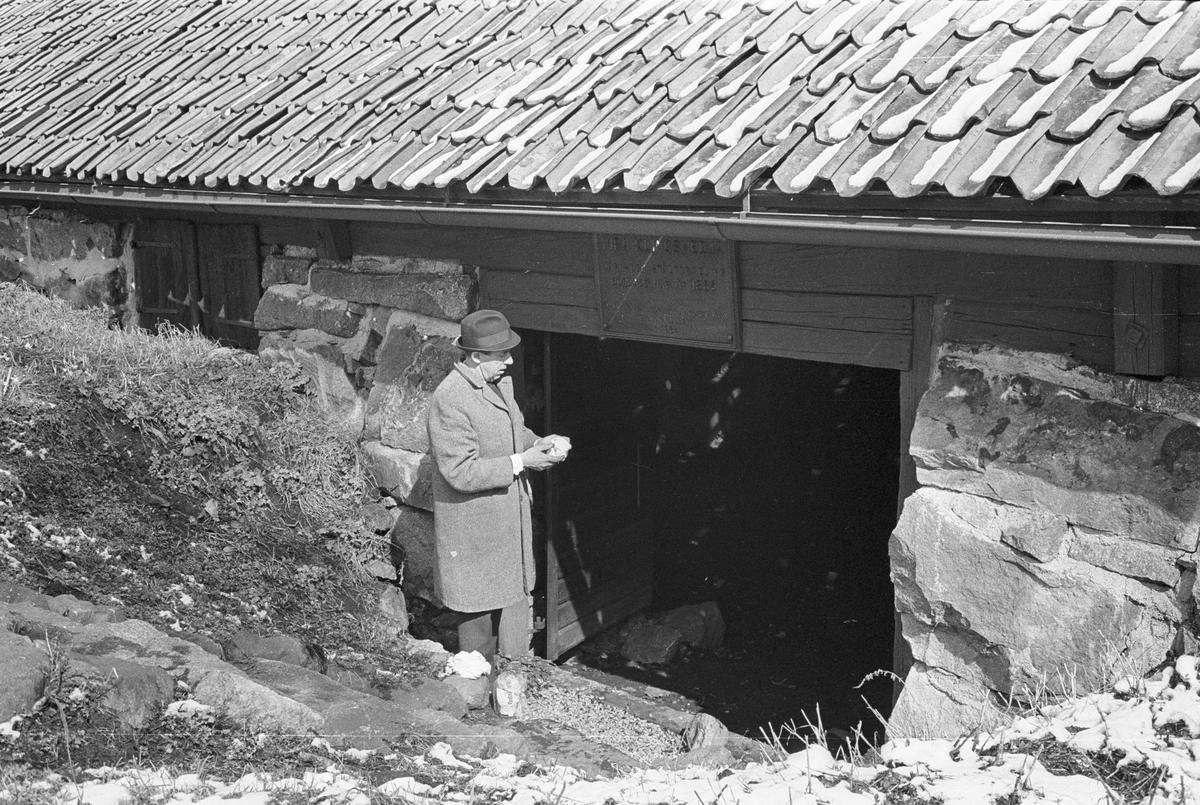 Örnstedt, anställd vid Tekniska Museet, utanför byggnaden med minnestavlan.