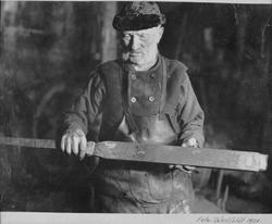 Yxtillverkning. Smed, ämnesjärn.
Smeden heter Carl Fredrik D